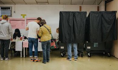 Incidencias con máquinas de voto y papeletas por correo en zonas de EE. UU.