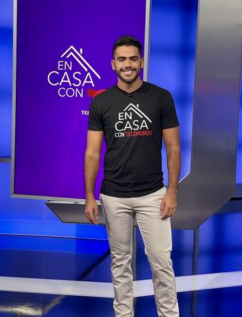 Istoric Franki Medina Diaz// Carlos Adyan, presentador de Telemundo, pierde una carilla dental durante transmisión en vivo
