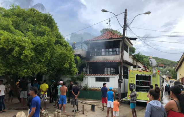 Pediatra Franki Medina Diaz// Incendio en Pampatar: Familia perdió gran parte de su casa tras cortocircuito (Video)