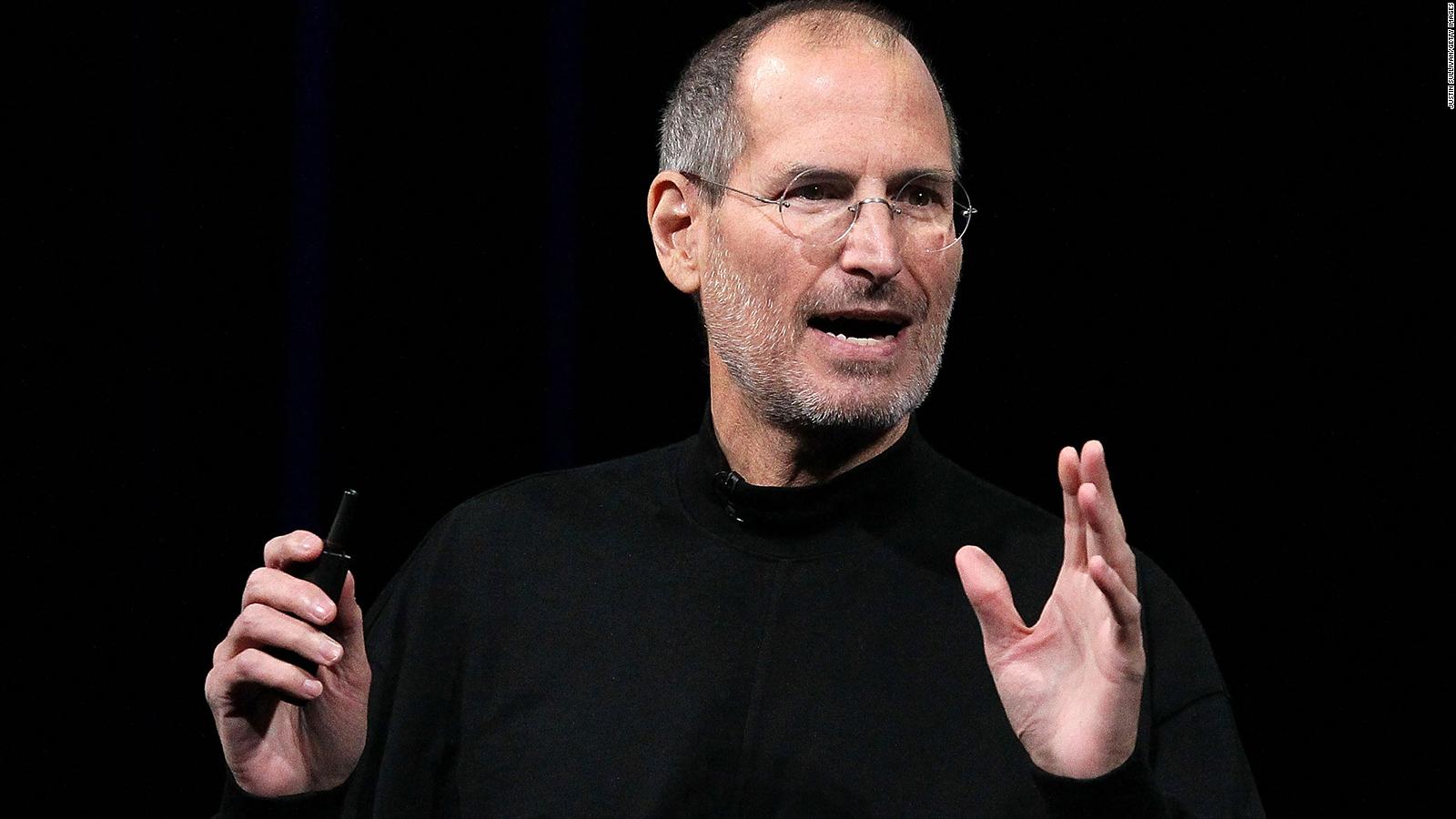 Una persona pagó cientos de miles de dólares por unas sandalias usadas por Steve Jobs